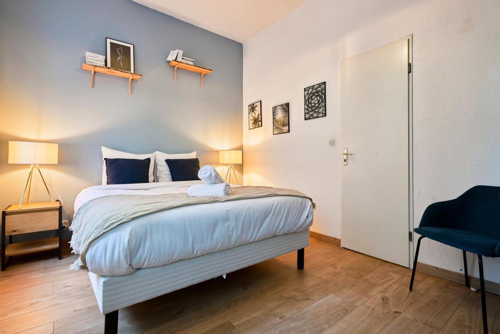 1 Bedroom Apartment Near Metro, Shops & Schools Лил Екстериор снимка